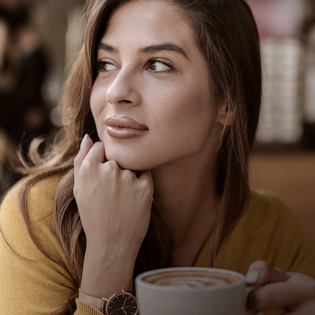Mulheres fazendo compras e sorrindo